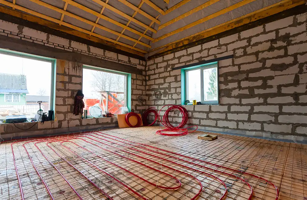 Cantiere edile operativo in inverno Cantiere in costruzione con temperature rigide: le sfide del freddo per la posa dei massetti e l'edilizia.